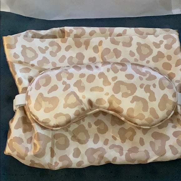 SATIN SLEEP MASK AND PILLOW CASE SET - Picture 1 of 5